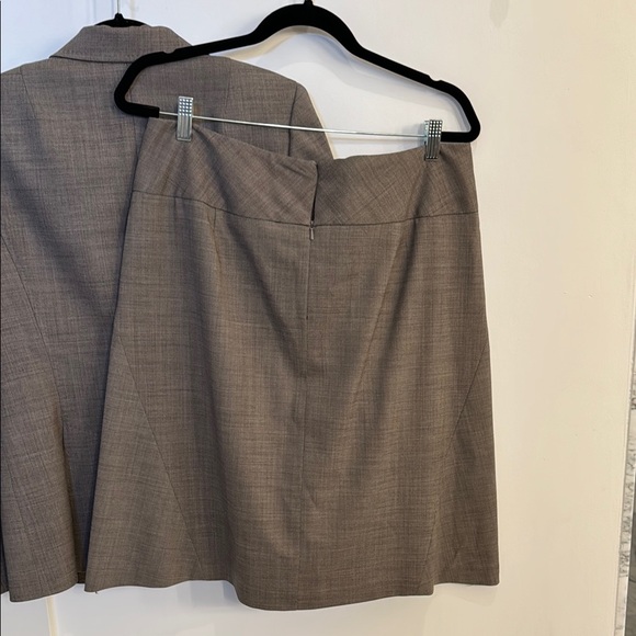 Banana Republic Brown Blazer and Skirt Set - Picture 6 of 8